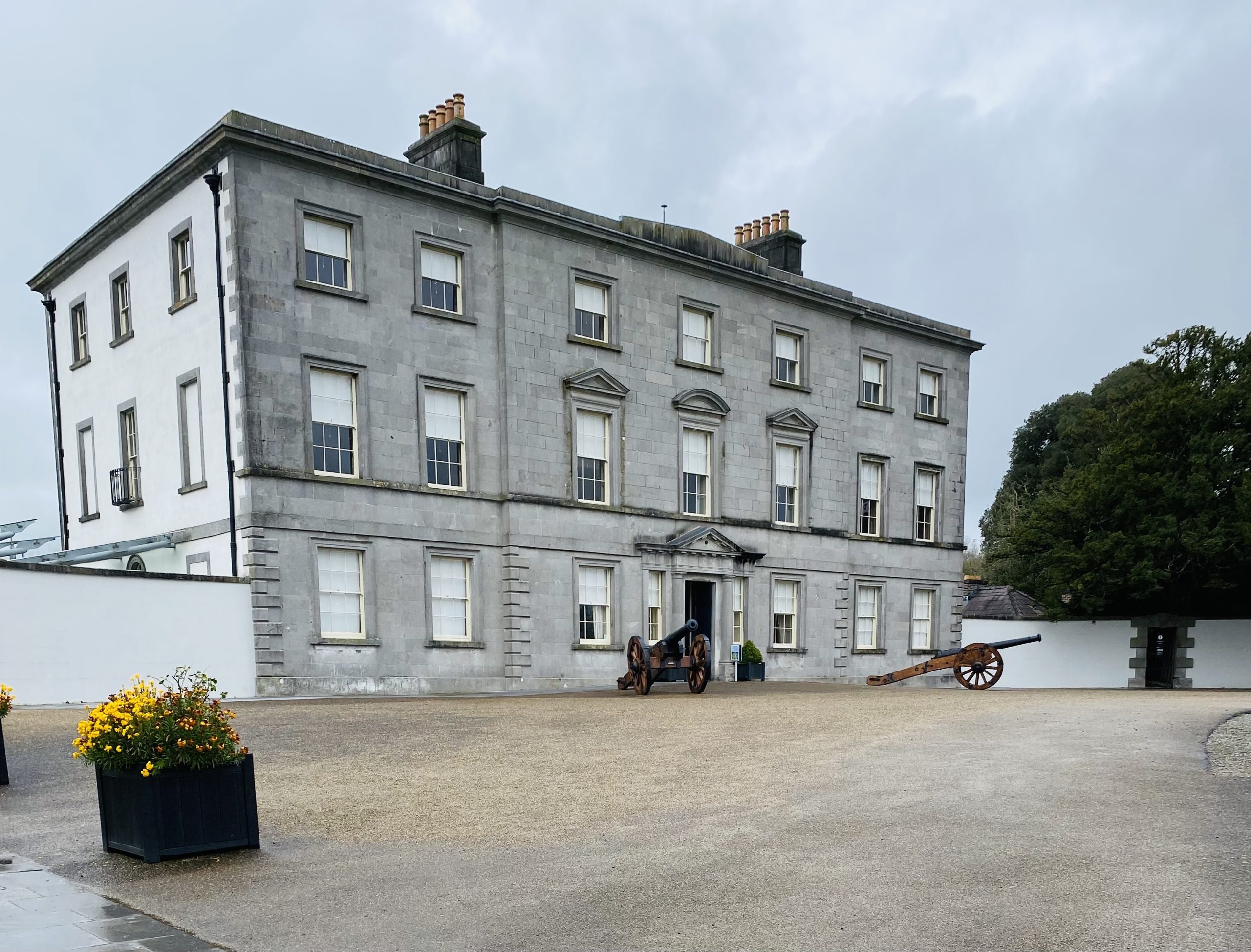 Oldbridge House Battle of the Boyne Visitor Centre with 1690 cannon